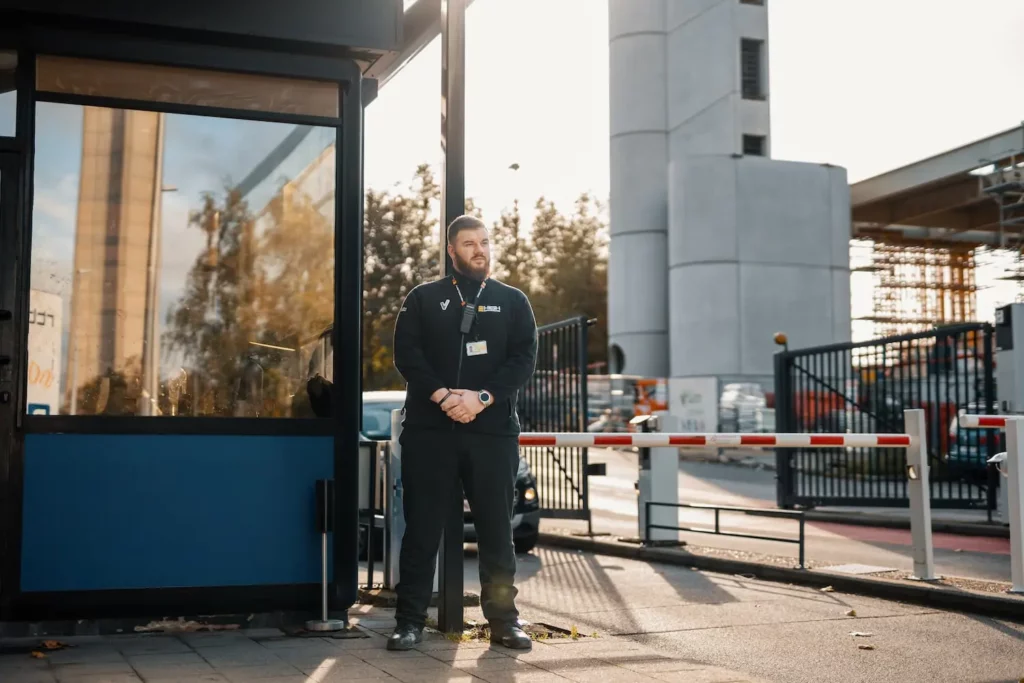 Agent de garde administration 3-min2 Bewakingsagent van High Security in een kantoorgebouw