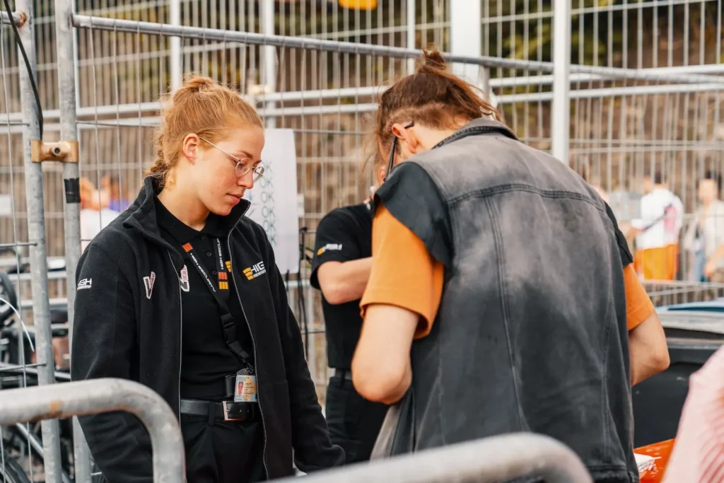 Bewakingsagenten Event 6-min Beveiligingsagenten van High Security op een evenement