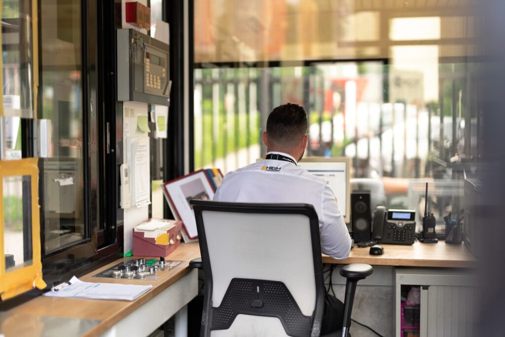 Agent de garde acceil r‚ception 6-min