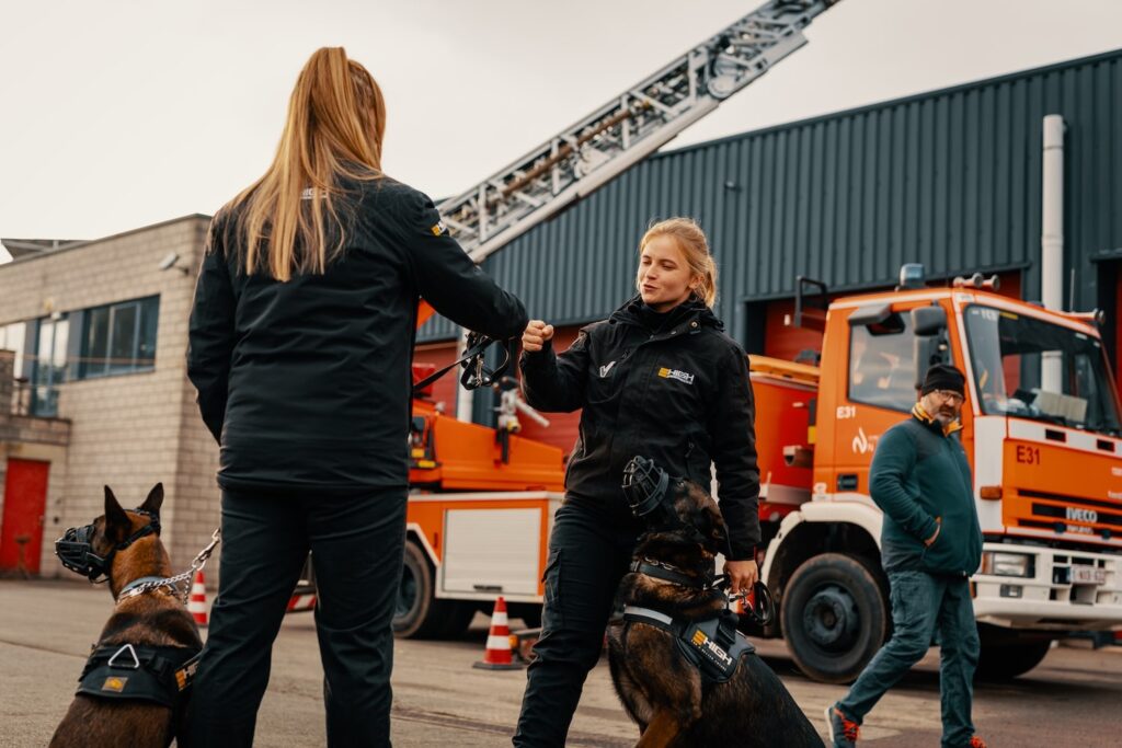 Agent de garde avec chien 10-min