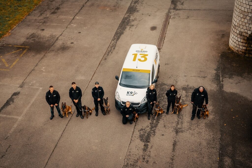 Agent de garde avec chien 2-min
