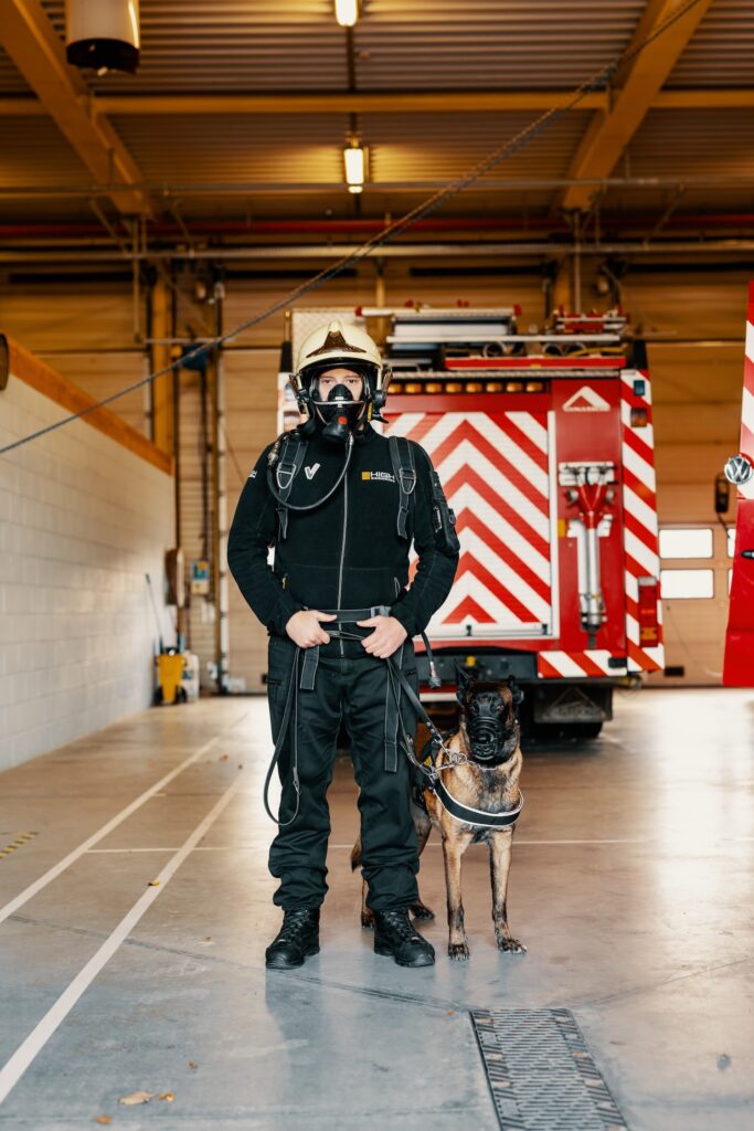 Agent de garde avec chien 4-min