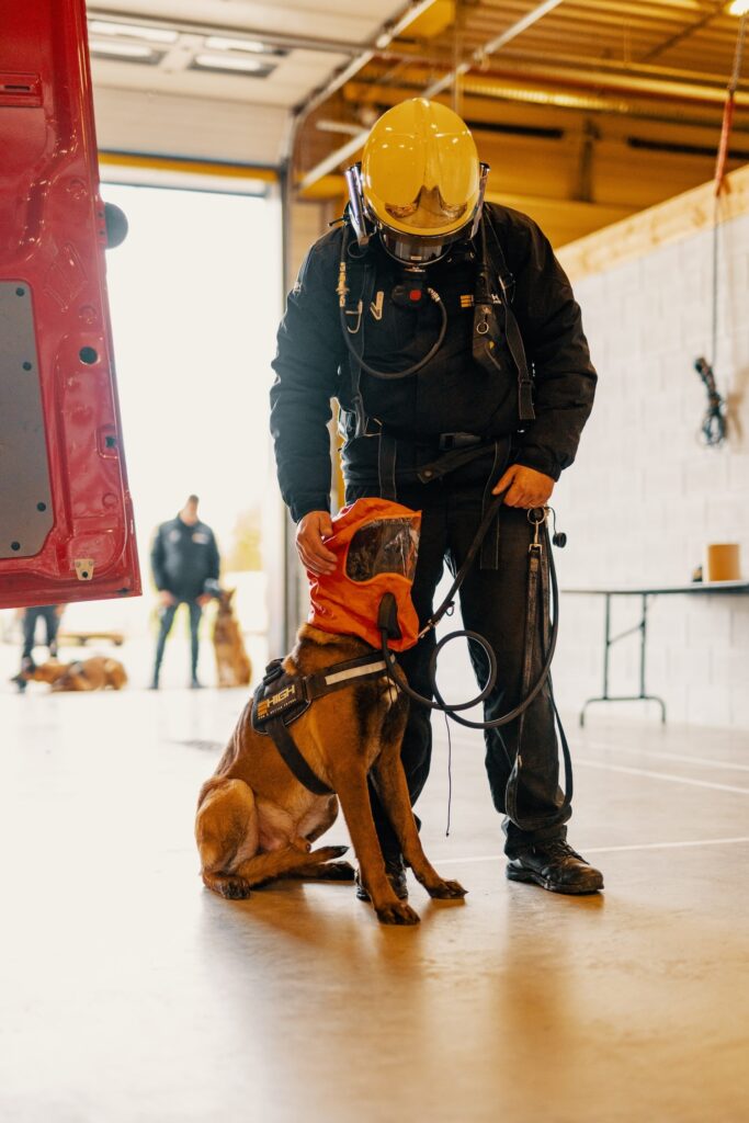 Agent de garde avec chien 5-min