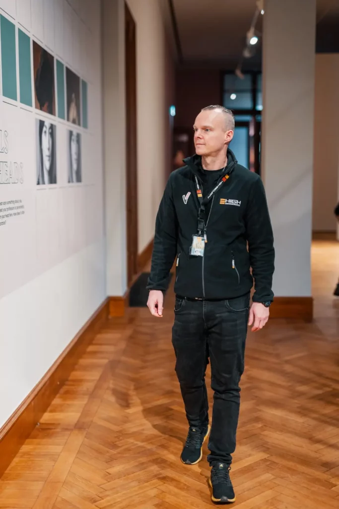 Agent de garde Mus‚e 1-min Agent de gardiennage High Security dans un musée