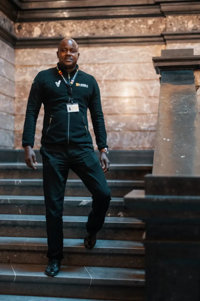 Agent de garde Mus‚e 3-min Agent de gardiennage High Security dans un musée