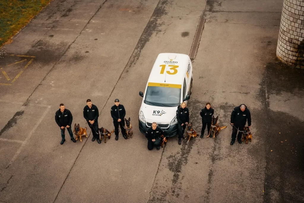 Agent de garde avec chien 2-min Agent maître-chien High Security