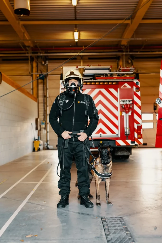 Agent de garde avec chien 4-min Agent maître-chien High Security