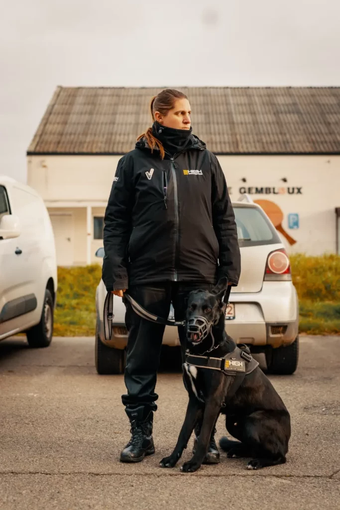 Agent de garde avec chien 9-min Agent maître-chien High Security