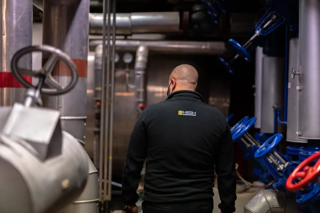 Agent de garde industriel 1-min Agent de gardiennage High Security sur un site industriel